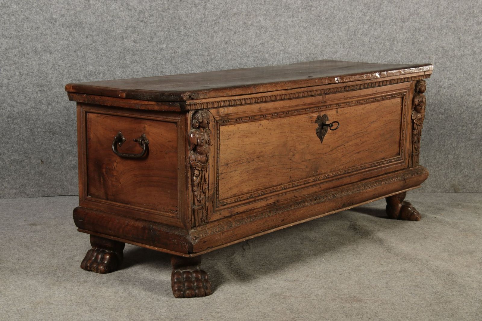 photo furniture Antique Italian Cassone Renaissance Chest In Walnut, 1700