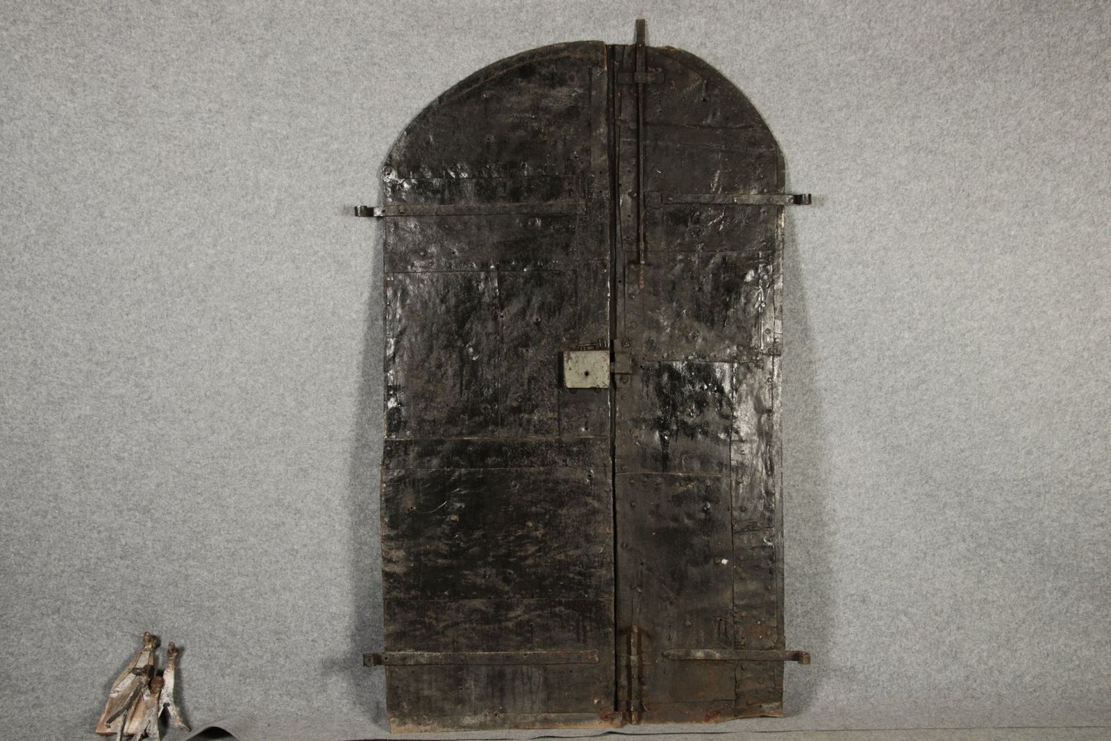 photo vinterior 16th Century Two Leaf Iron Door, 1600s