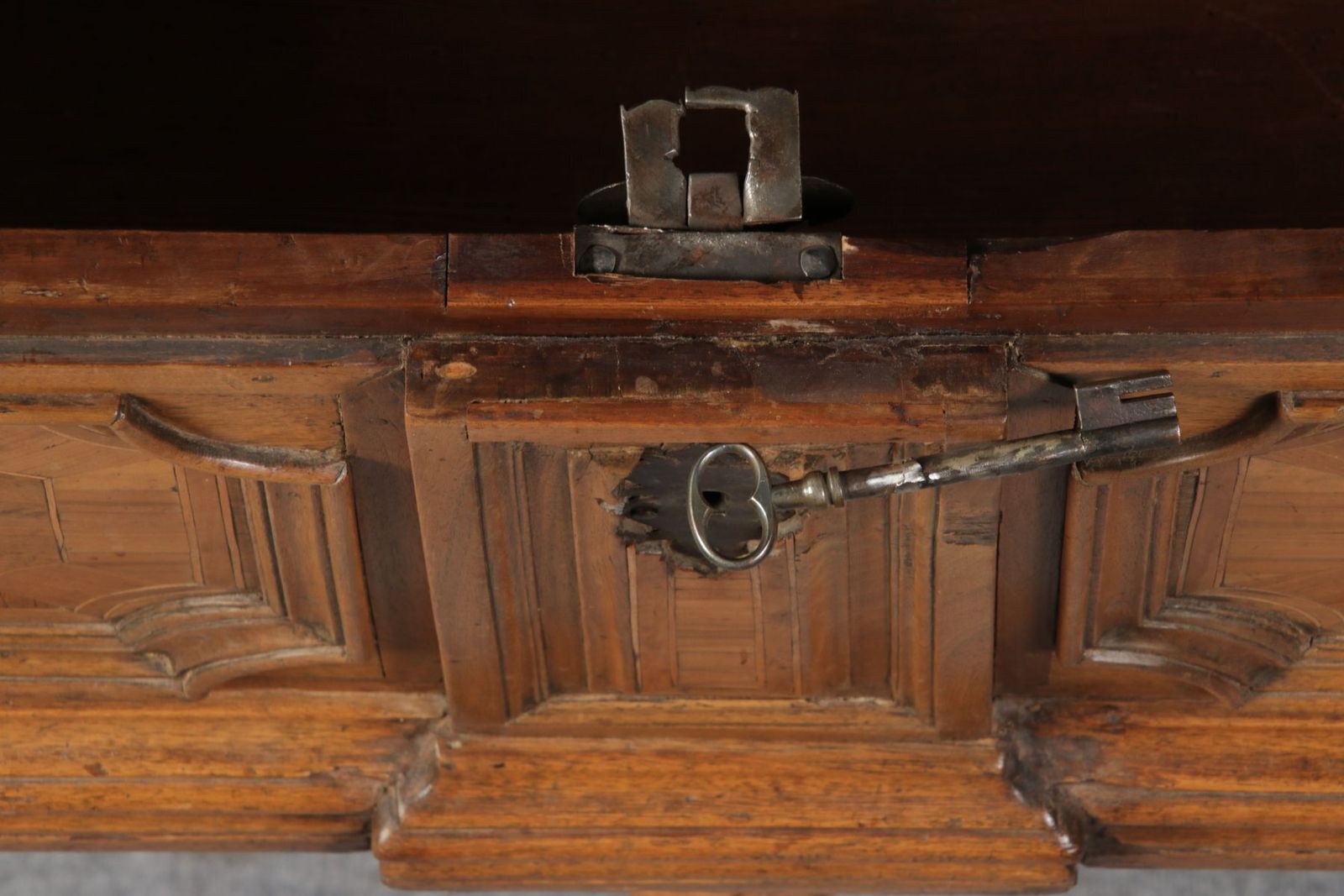 photo vinterior Antique Chest In Walnut, 1730