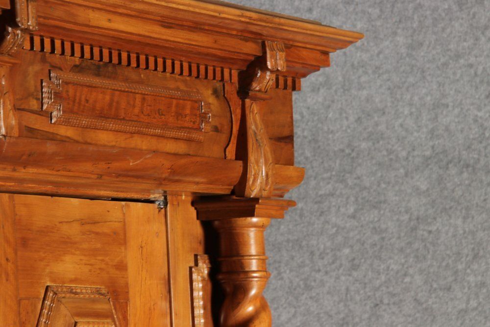 photo furniture Antique Baroque Cabinet In Walnut With Corkscrew Columns, 1690