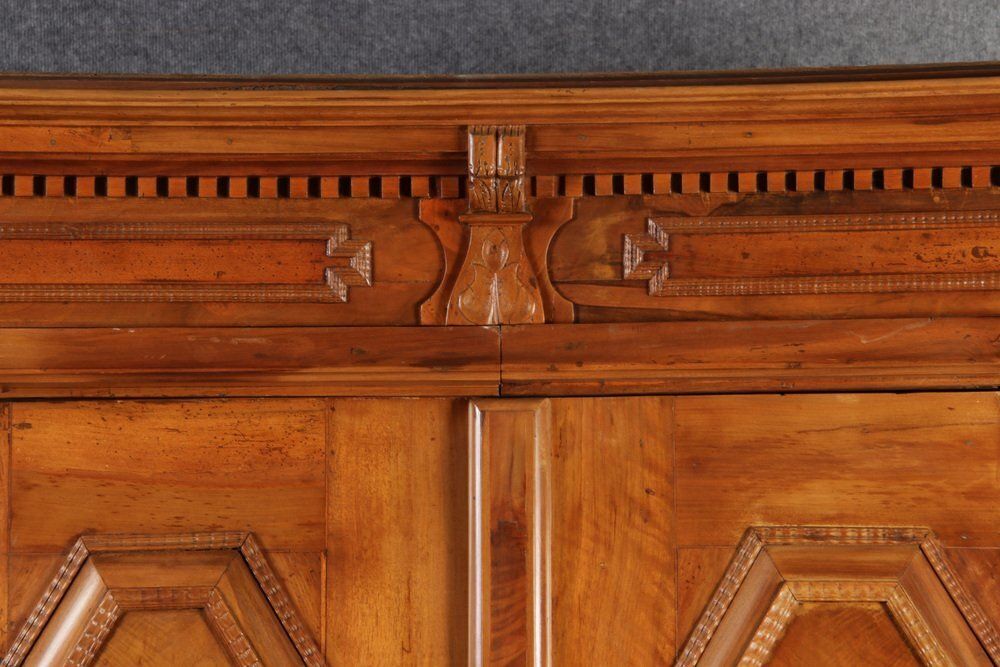 photo vintage Antique Baroque Cabinet In Walnut With Corkscrew Columns, 1690