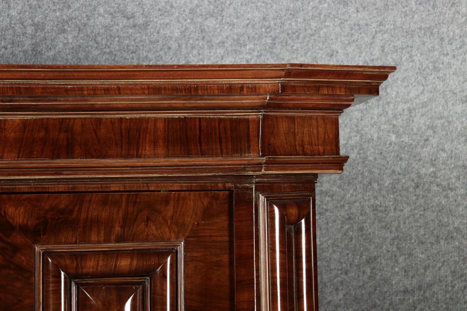 photo furniture Antique Baroque Wave Top Cabinet In Walnut, 1720
