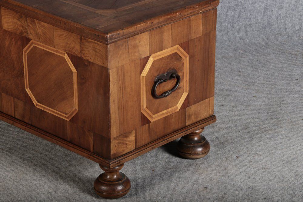 photo furniture Antqiue Baroque Chest In Walnut, 1750