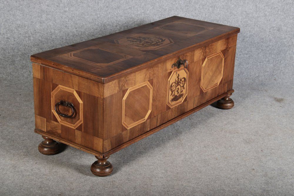 Furniture Antqiue Baroque Chest In Walnut, 1750 photo