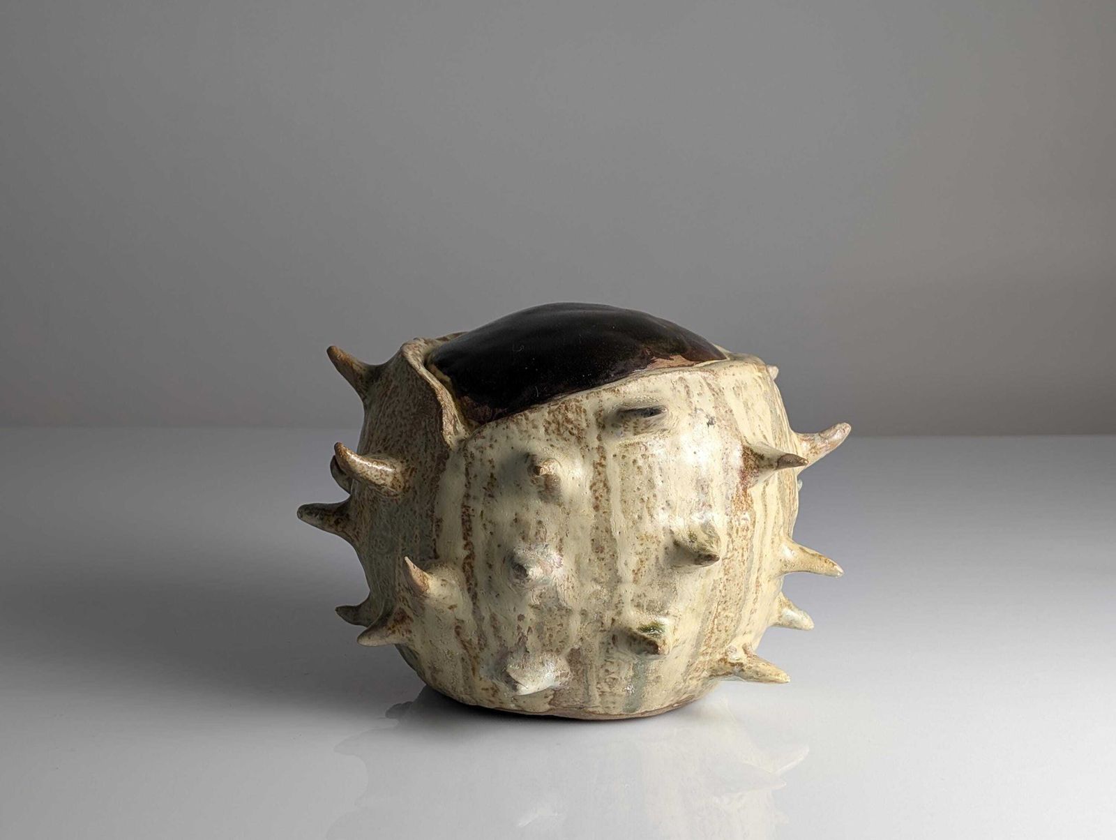 Gran Escultura De Gres Vidriado Orgánico "Castaña", Siglo XX