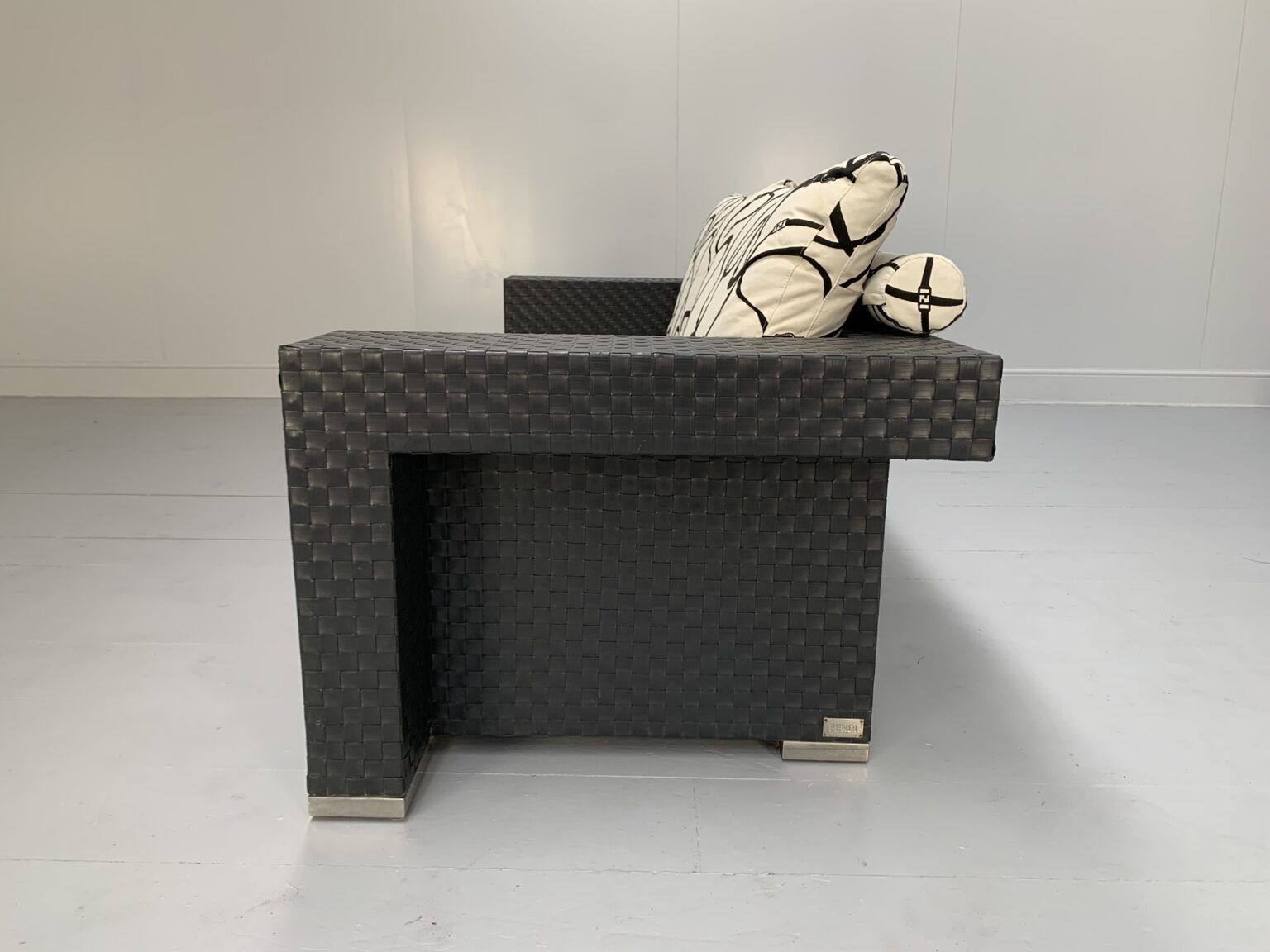 Fendi Casa Outdoor Furniture – Sofa, Armchair, Lounger & Large Table photo vinterior
