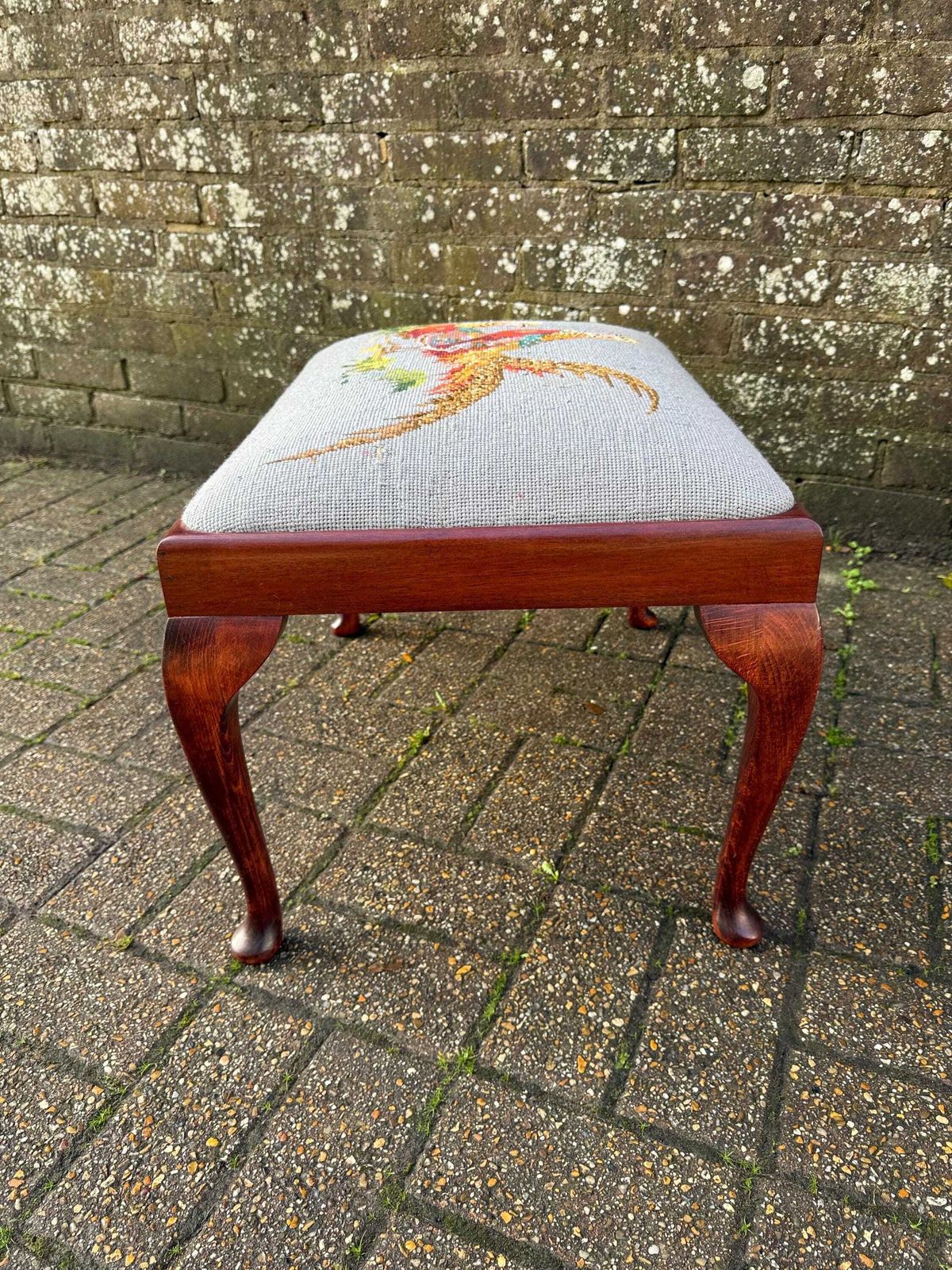 photo vinterior Vintage Queen Anne Needlepoint Stool, Luxury Needlepoint Tapestries London Mahogany Vanity Seat With Pheasant Design, Vintage Stool Cabriole