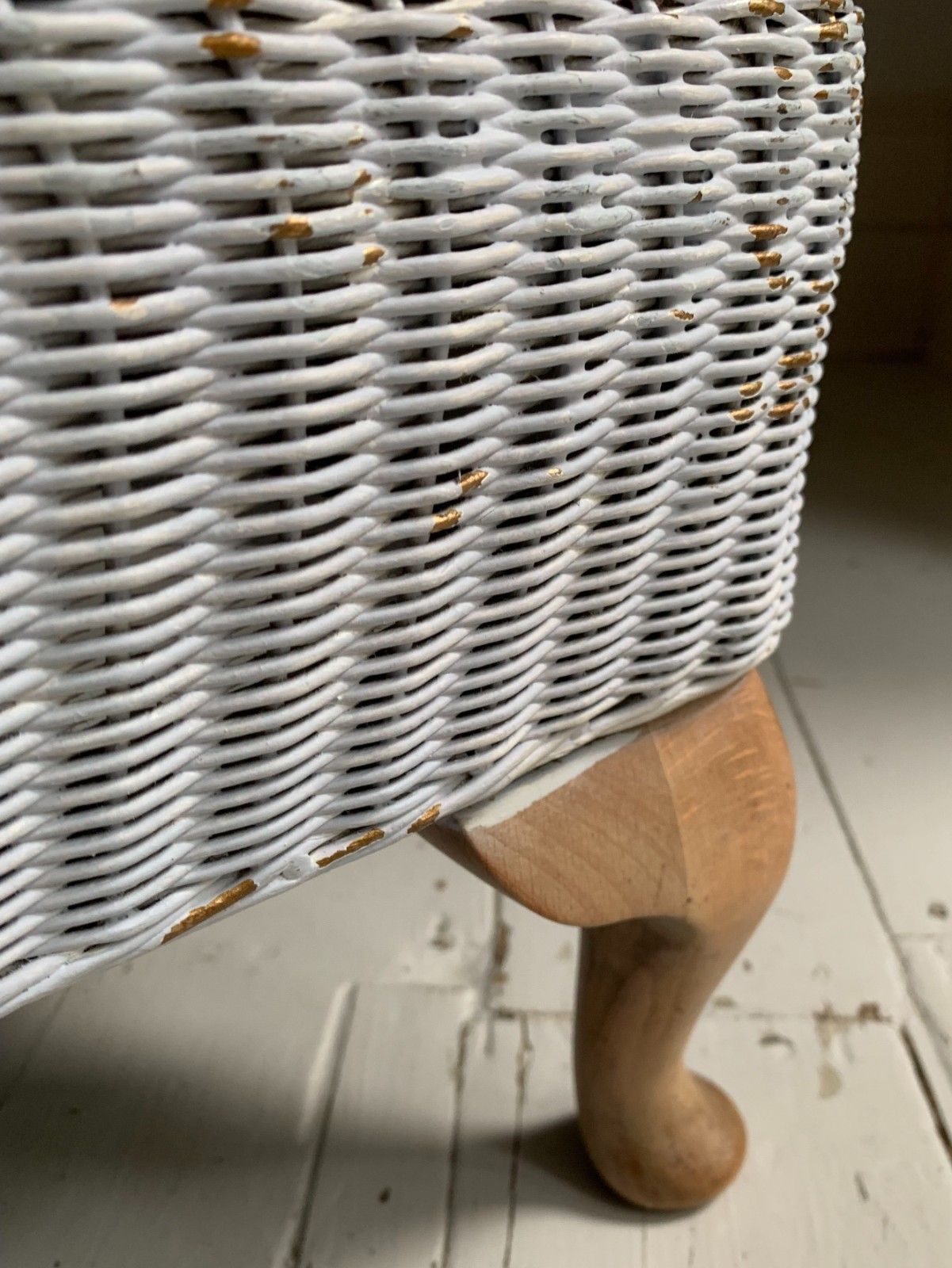 photo vintage Vintage Lloyd Loom Style Wicker Bedroom Chair, Painted White Upholstered Cushion