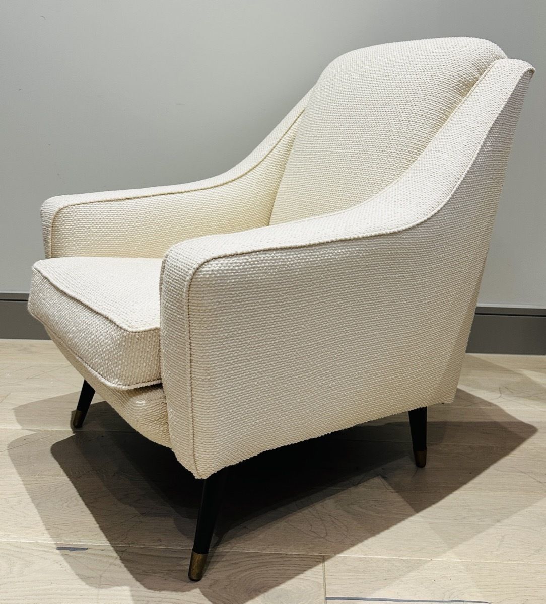 photo vintage Pair Of 1950s French Cream Boucle & Brass Legs Lounge Armchairs