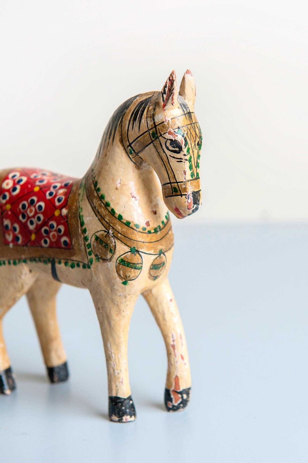 photo for sale Petit cheval indien d'époque, figurine peinte à la main du Rajasthan, cheval de mariage Ghodi en bois, sculpture de cheval décorative vintage