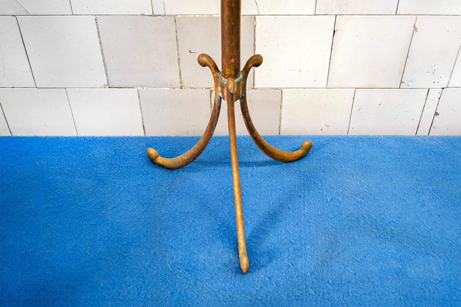 Italiaanse Plantenhouder In Messing En Geëmailleerd Ijzer, Naar Voorbeeld Van Gio Ponti, Ca. Jaren 1940 photo for sale