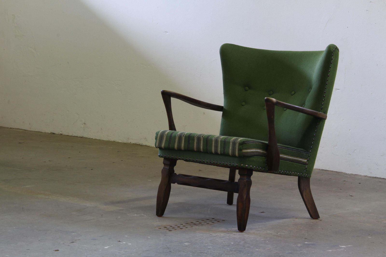 Vintage Mid Century Fauteuil, Ca. Jaren 1960, Donker Gebeitst Eiken – In De Stijl Van Viggo Boesen photo furniture