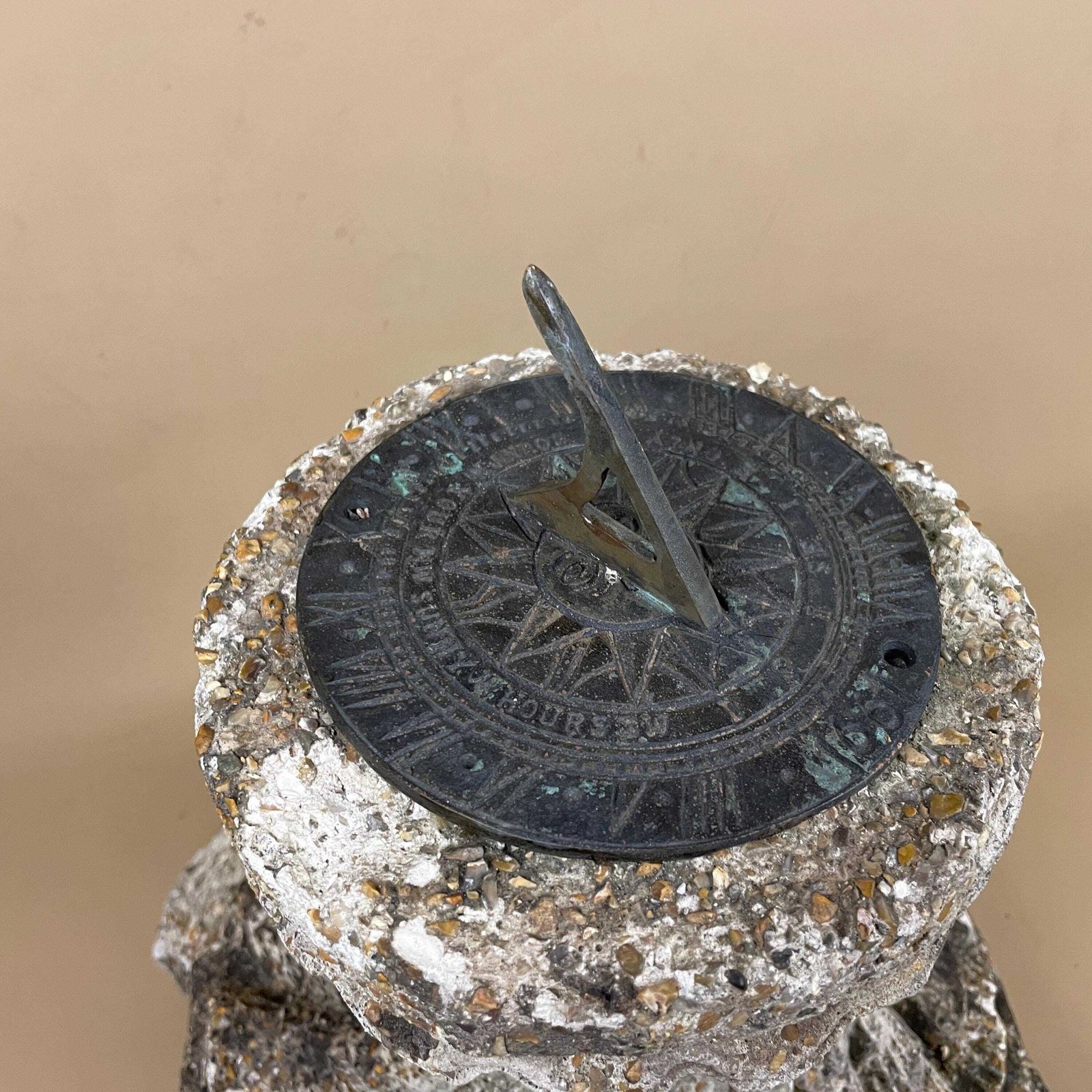 photo furniture Antique Weathered Sun Dial Garden Metal Concrete Heavy Vintage Garden Decor Weather Sundials Engraved Outdoor Sundial Ornament Stand