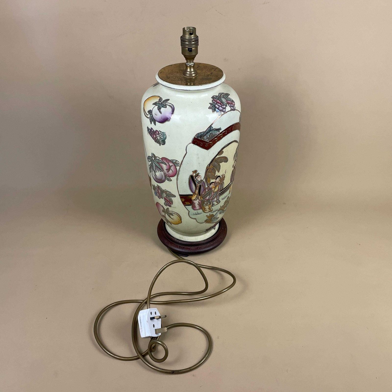 photo vintage Large Oriental  Ceramic Lamp Light Bedside Table Hand Painted Fruit Design Pattern Wood Base Chinese Vase Antique Brass Vintage Ginger Jar