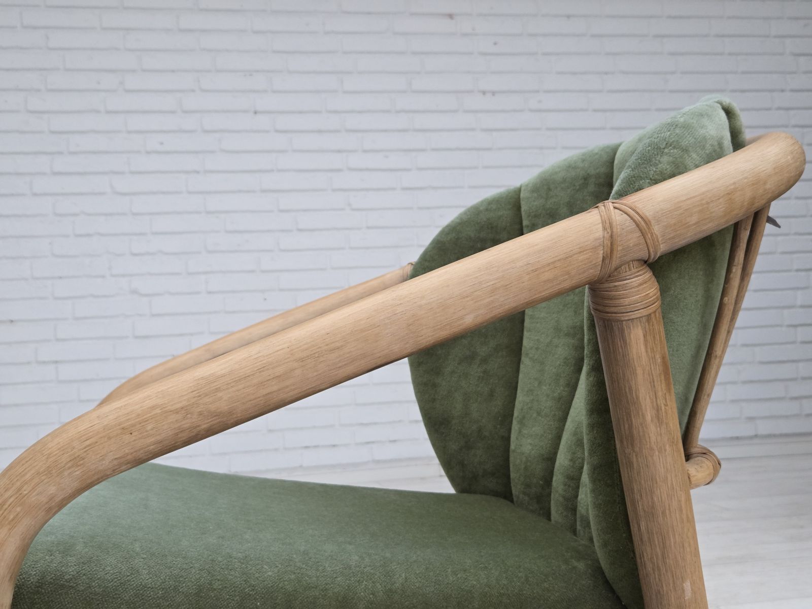 photo vintage Ca. Jaren 1970, Paar Scandinavische Loungestoelen, Groen Meubelvelours En Rotan.