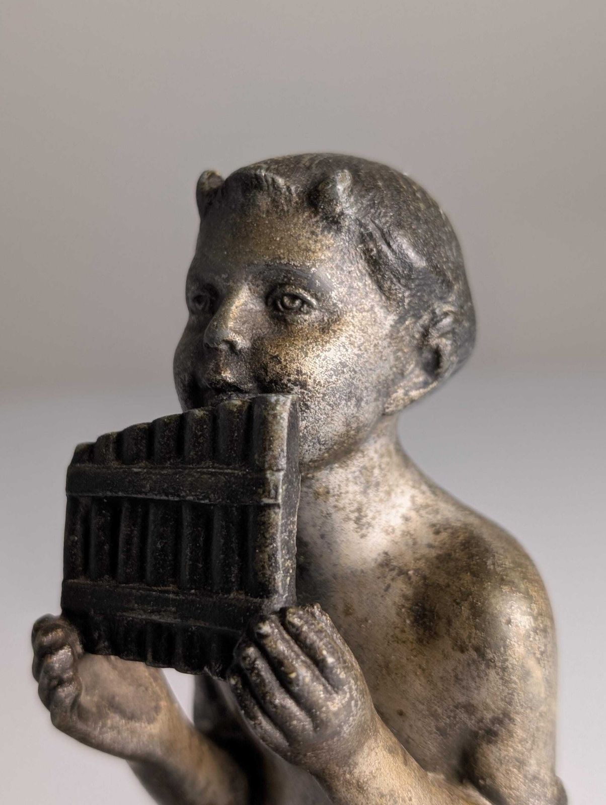 Joven Fauno Con Flauta De Pan, Escultura Art Déco Sobre Mármol, 1920s photo Art