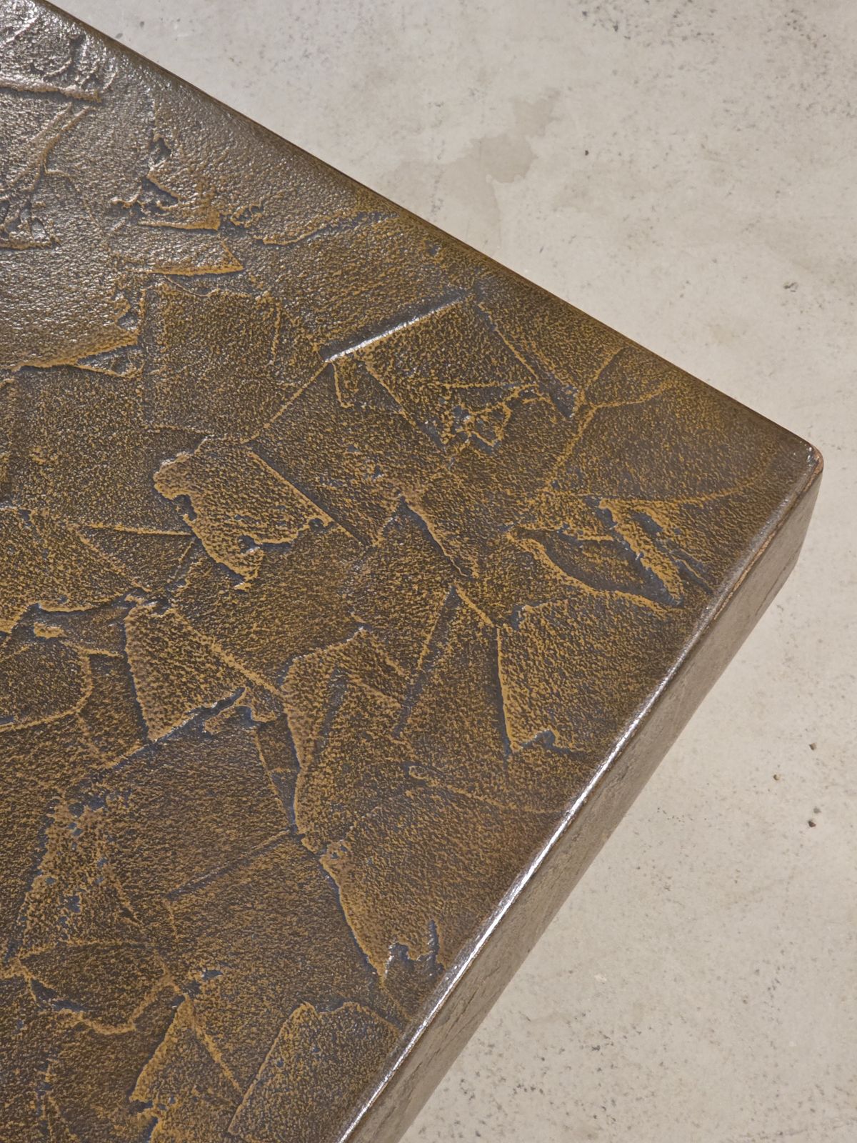 photo furniture Monumentale Brutalist Salontafel Met Gepatineerd Bronzen Blad, Jaren 1970