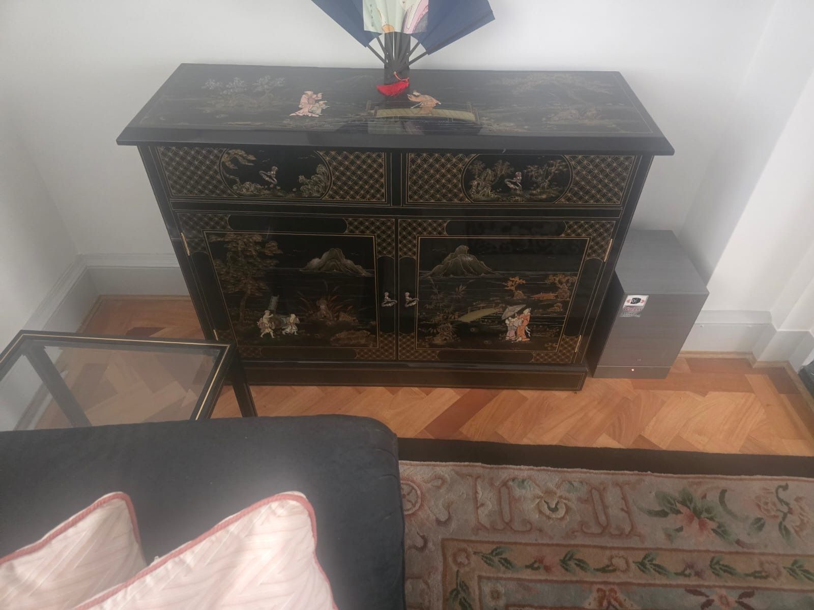 Pretty Chinoiserie Cabinet Decorated With Scenery photo furniture