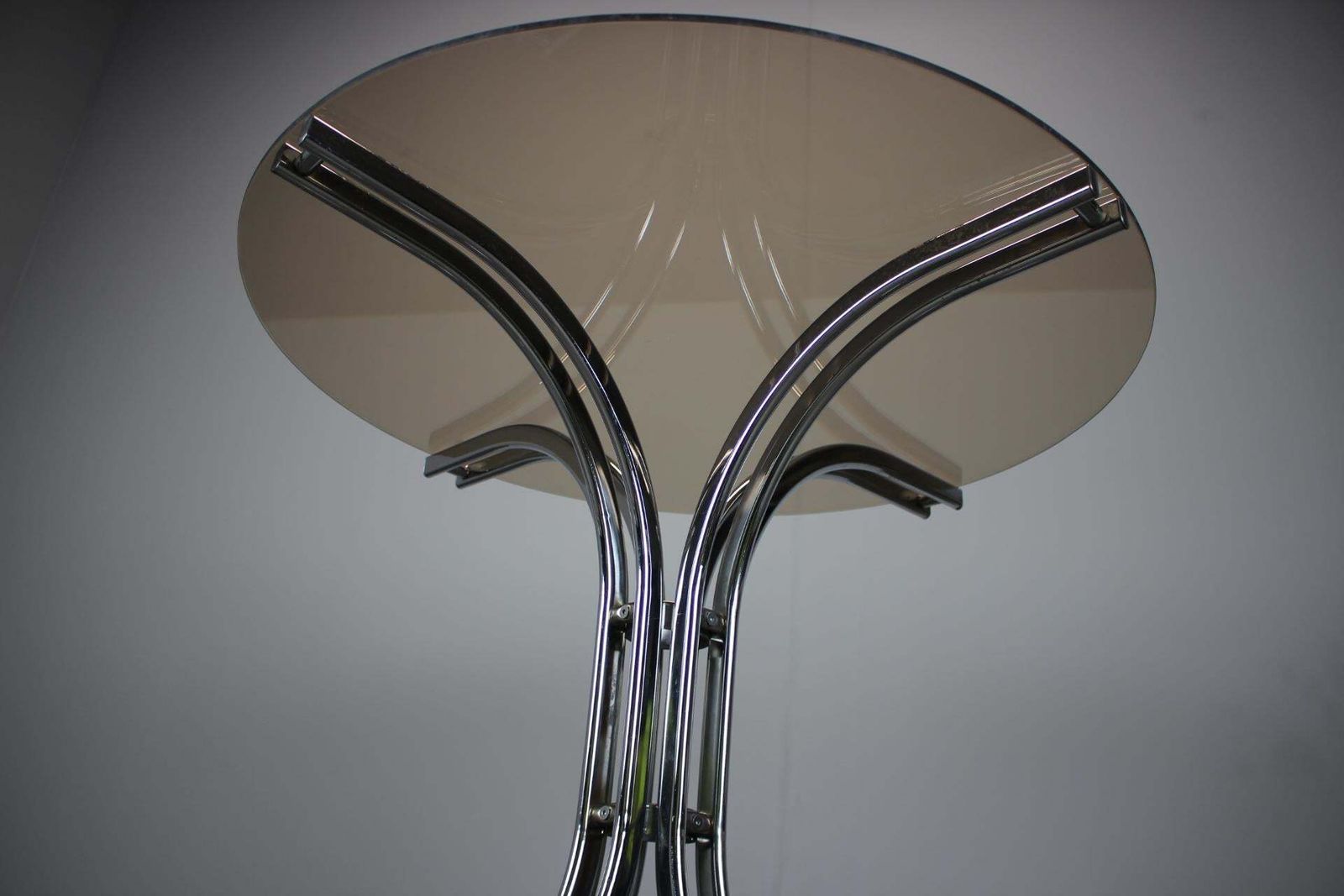 photo furniture Round Dining Table Chnrome And Glass / Italy, 1980s