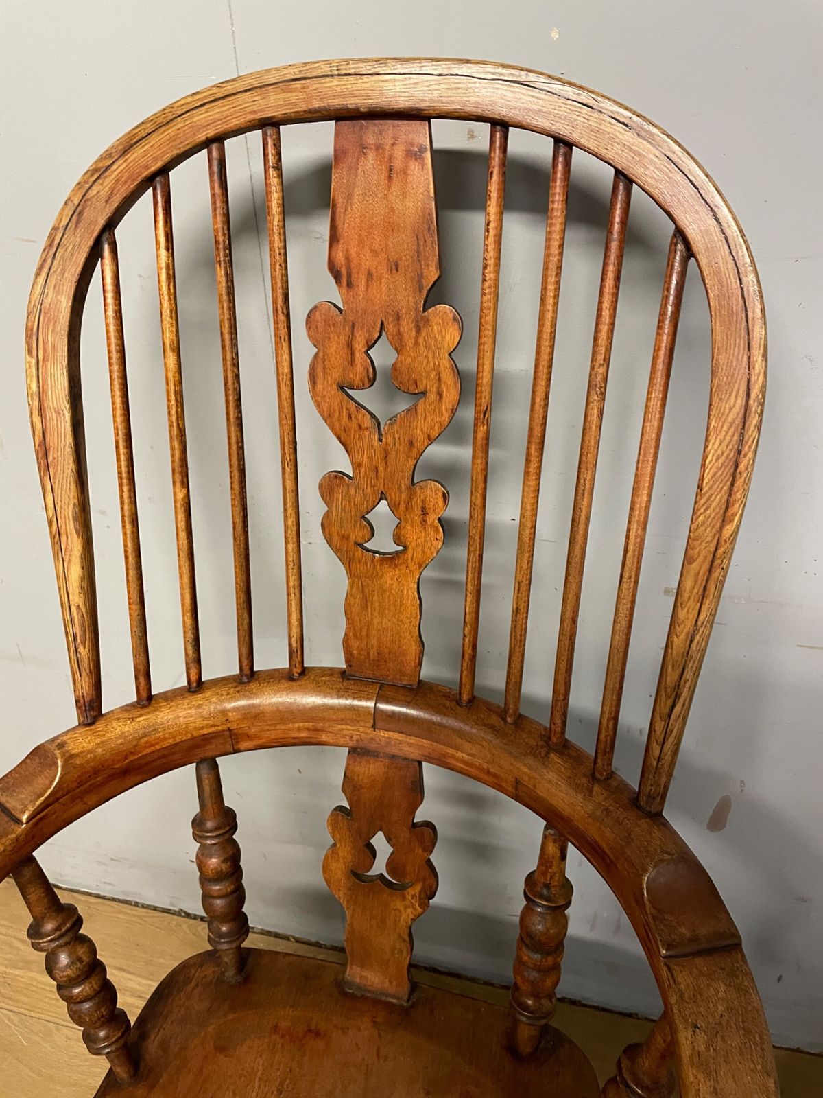 C19th Ash And Elm Windsor Chair In Good Original Condition photo vinterior