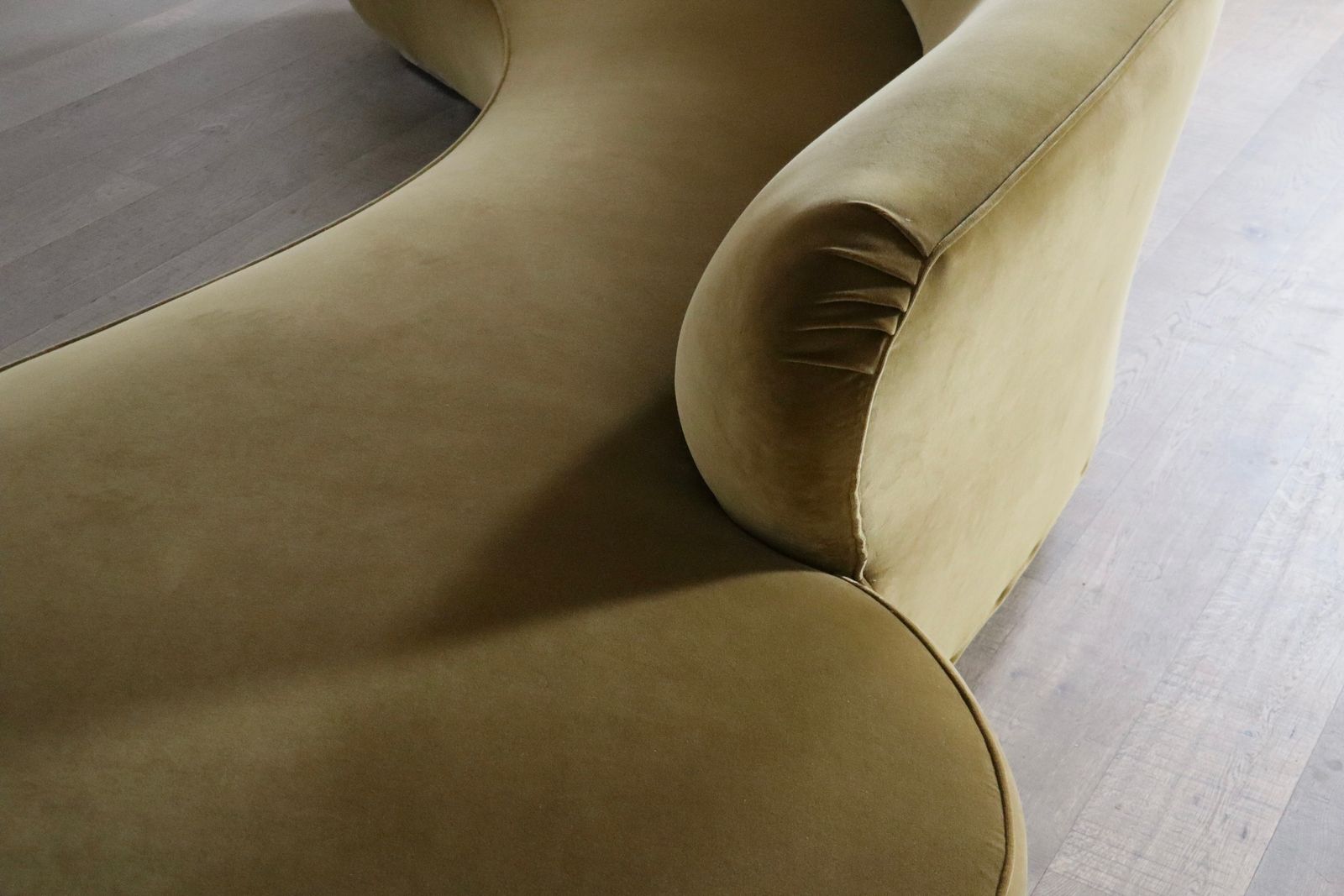 Vladimir Kagan Serpentine Sofa In Velvet For Directional USA 1999 photo furniture