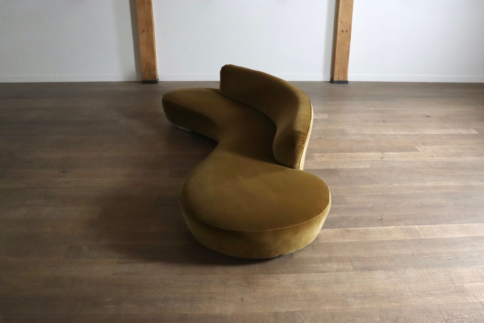 photo vintage Vladimir Kagan Serpentine Sofa In Velvet For Directional USA 1999