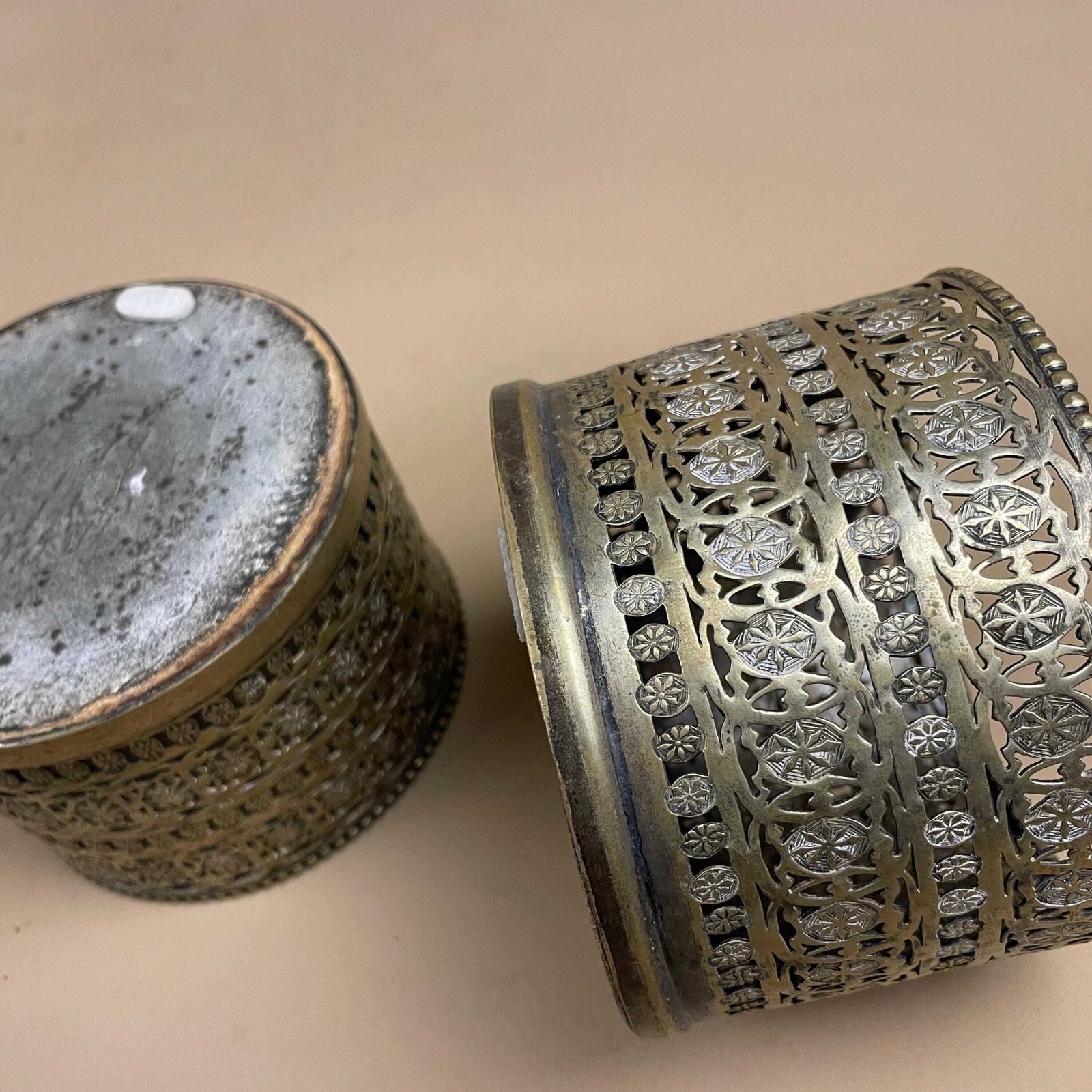 photo vintage Antique Pair Of Matching Indian Cut Metal Brass Candlestick Candle Stick Holder Tea Lights Vintage Candlesticks Ornate Patterned Round Wood