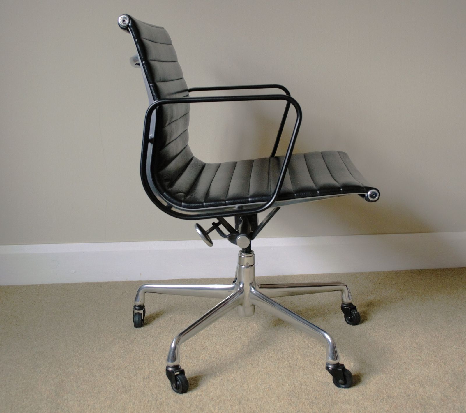 Restored Herman Miller Black Edition Charles Eames Ea335 Aluminium Group Management Chair, Manual Screw Lift, Genuine Black Leather, Mint Condition photo for sale