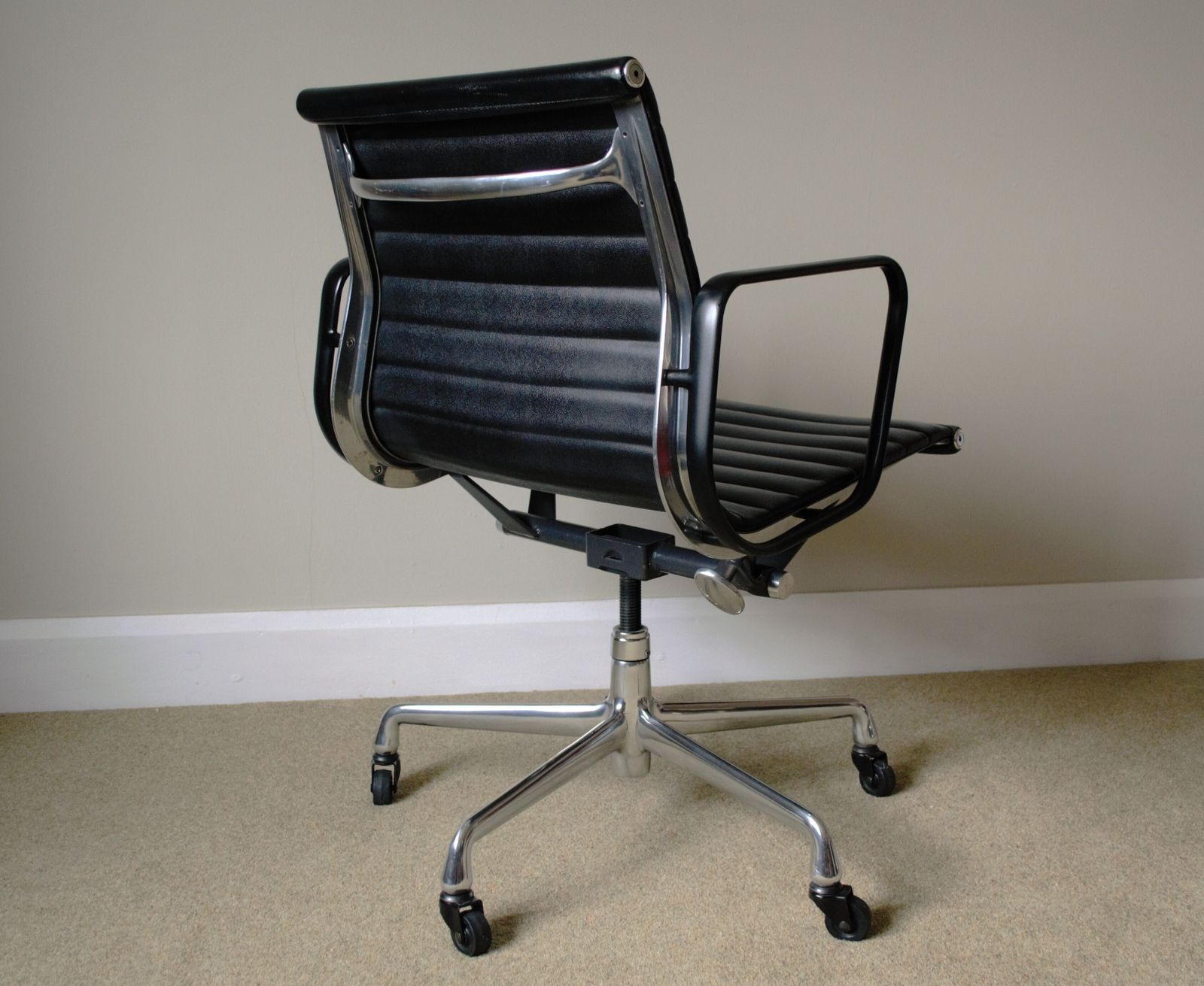 Restored Herman Miller Black Edition Charles Eames Ea335 Aluminium Group Management Chair, Manual Screw Lift, Genuine Black Leather, Mint Condition photo Furniture