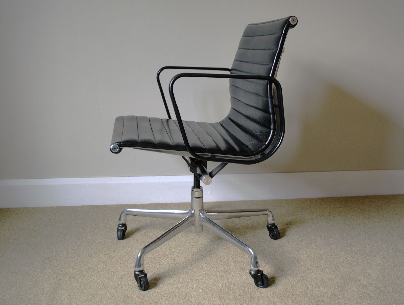 Restored Herman Miller Black Edition Charles Eames Ea335 Aluminium Group Management Chair, Manual Screw Lift, Genuine Black Leather, Mint Condition photo buy