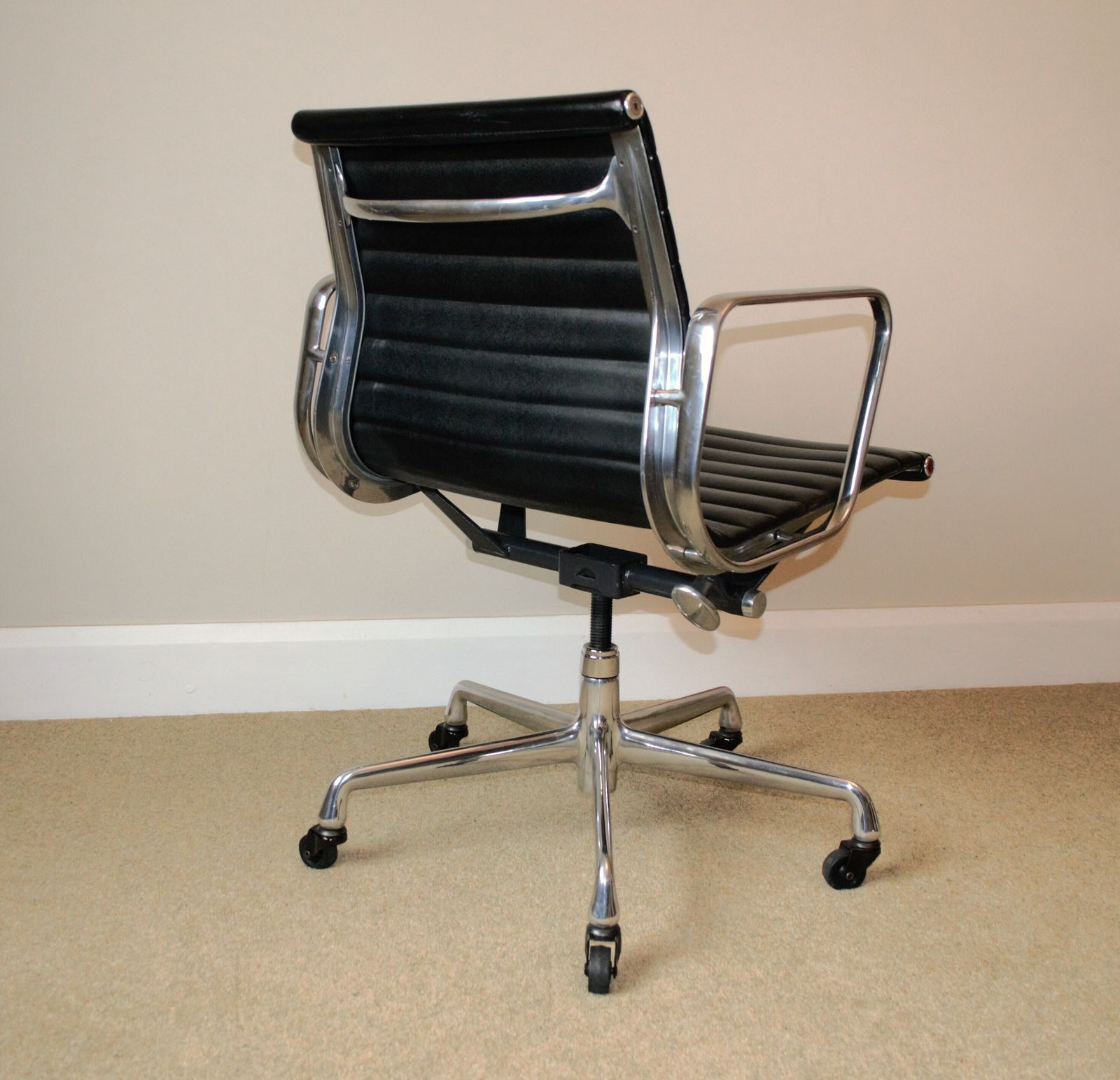 Restored Herman Miller Charles Eames Ea335 Aluminium Group Management Chair, Manual Screw Lift, Genuine Black Leather, Mint Condition photo vinterior