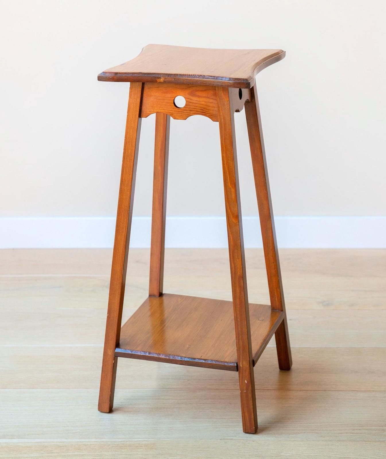 Art Deco Bijzettafel – Nederlandse étagèretafel – Antieke Houten Plantenstandaard – Salontafel – Rustieke Woondecoratie