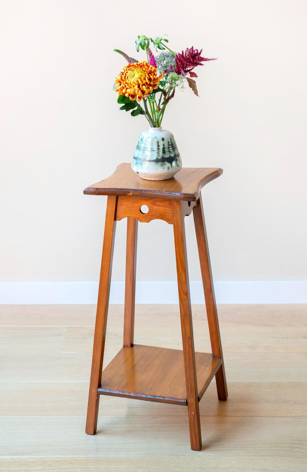 Art Deco Bijzettafel – Nederlandse étagèretafel – Antieke Houten Plantenstandaard – Salontafel – Rustieke Woondecoratie photo for sale