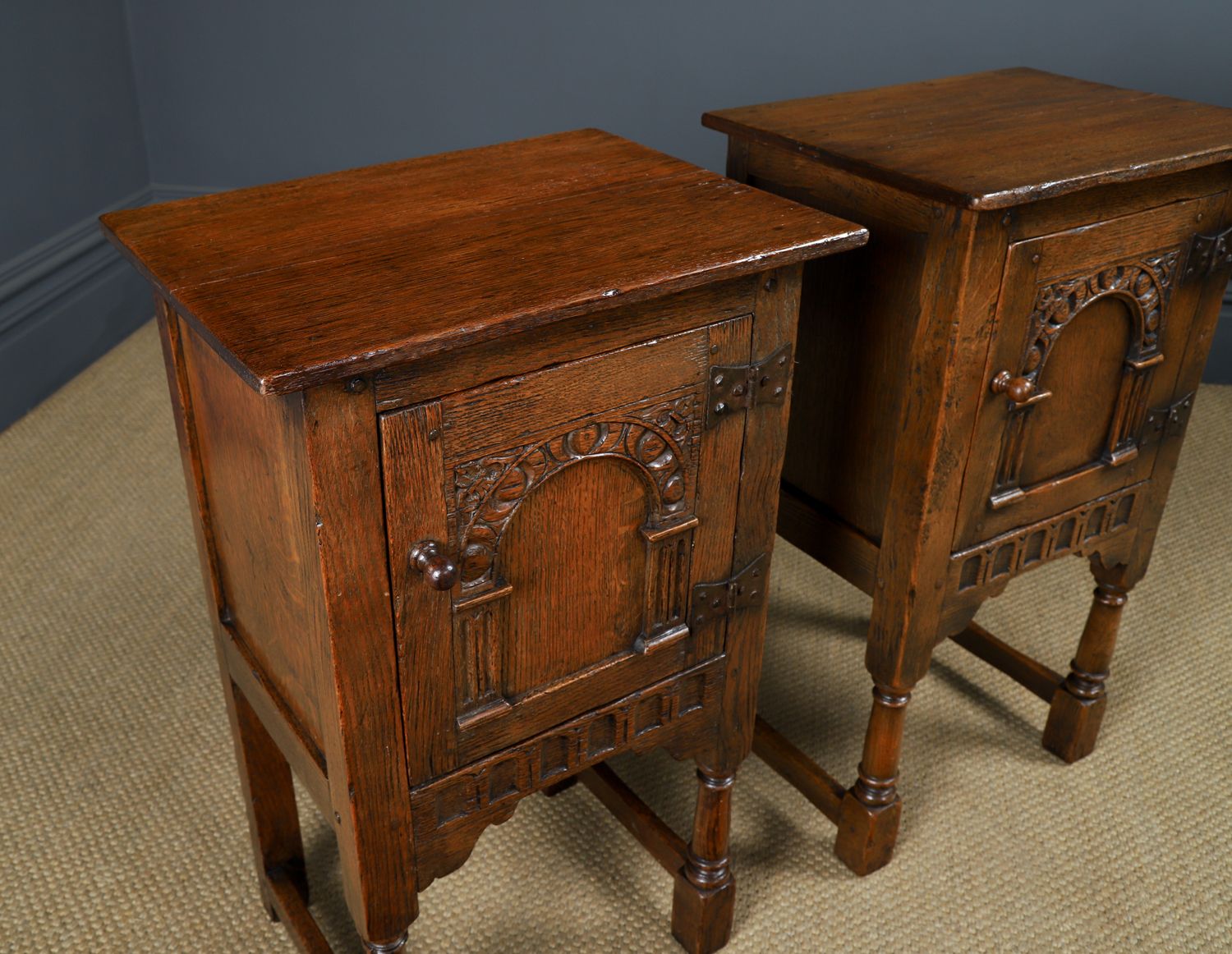 Vintage Pair Of English Old Charm 16th Century Style Tudor Oak Lamp / Sofa / Side / Bedsides Tables (Circa 1950) photo buy
