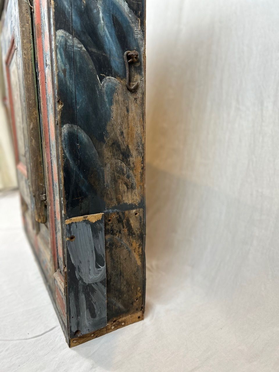 photo vintage Antique Painted Swedish Wooden Wall Cupboard