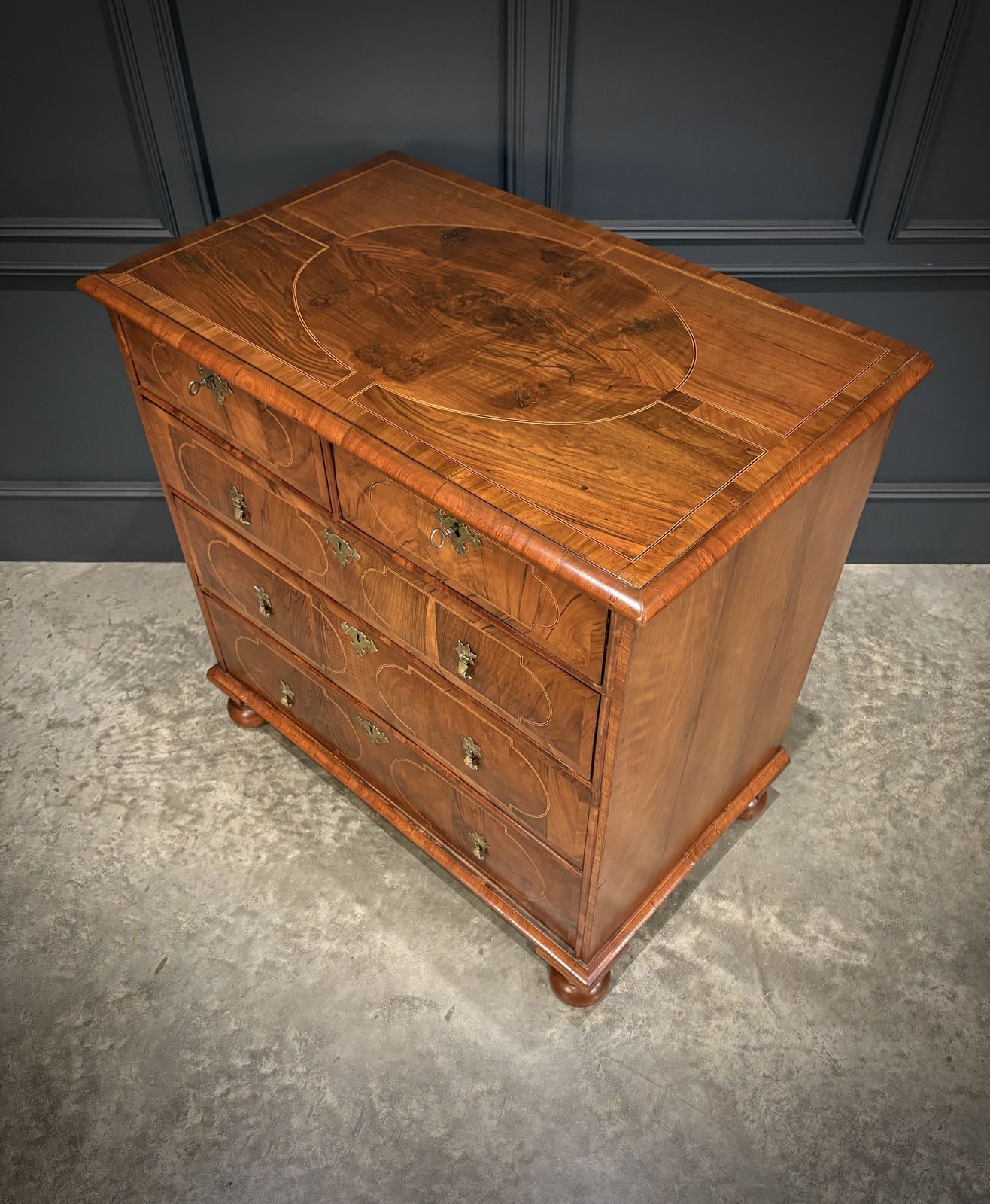 photo vinterior Fine William & Mary Walnut Chest Of Drawers
