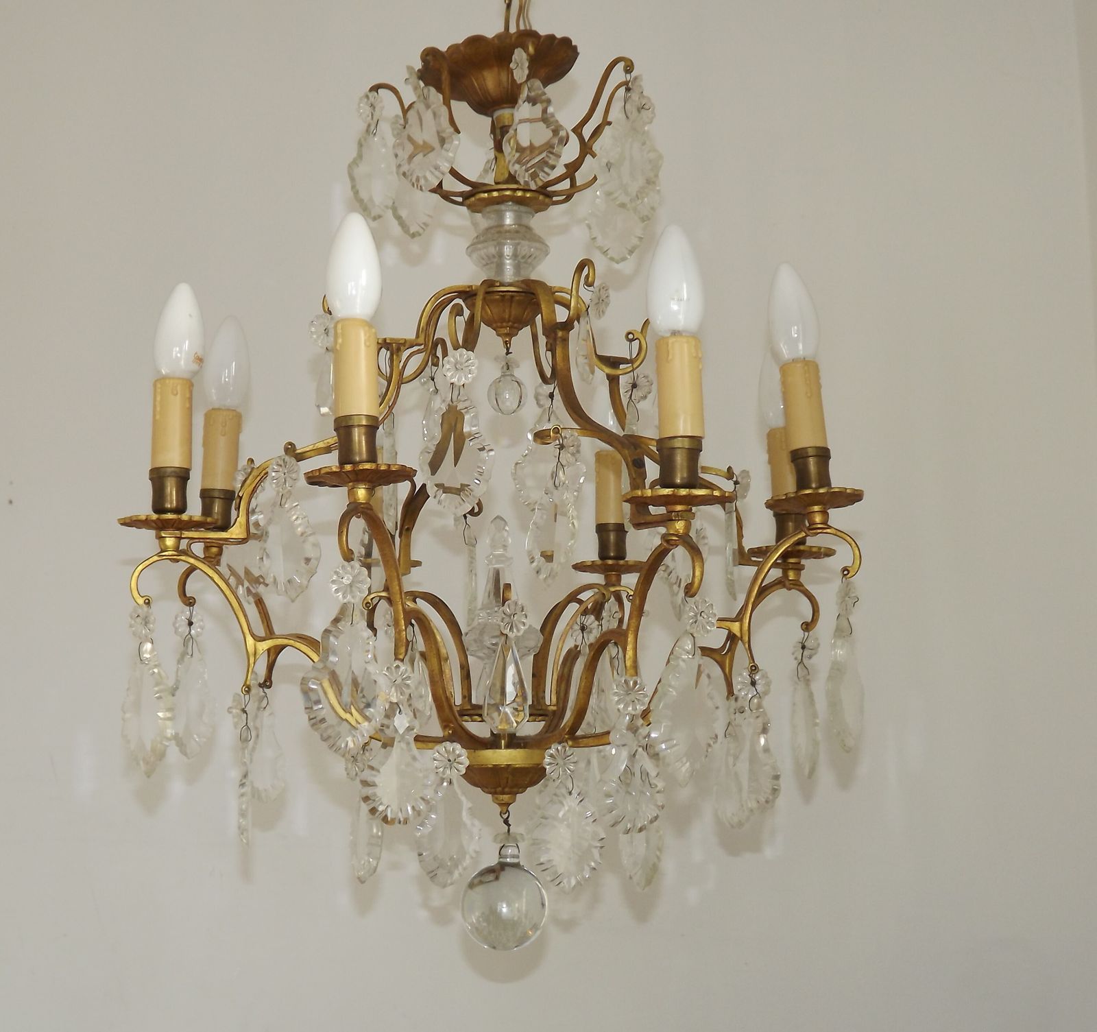 photo for sale Grand lustre à cage Louis XV à 8 lumières en bronze doré, verre et cristal