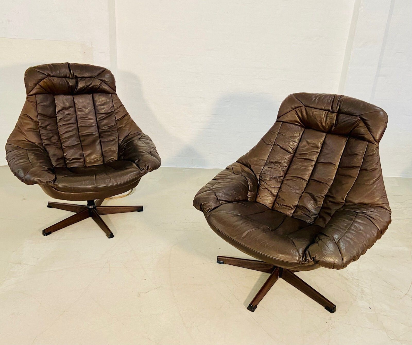 photo vintage Vintage Danish Mid Century Leather Swivel Egg Chair  By Bramin 1960,S