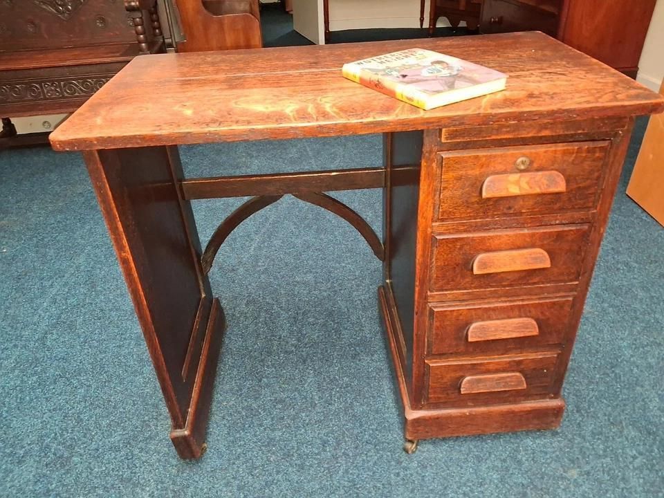 photo vinterior Antique Oak Childs Writing Desk With Knee Hole On Casters Lots Of Patina
