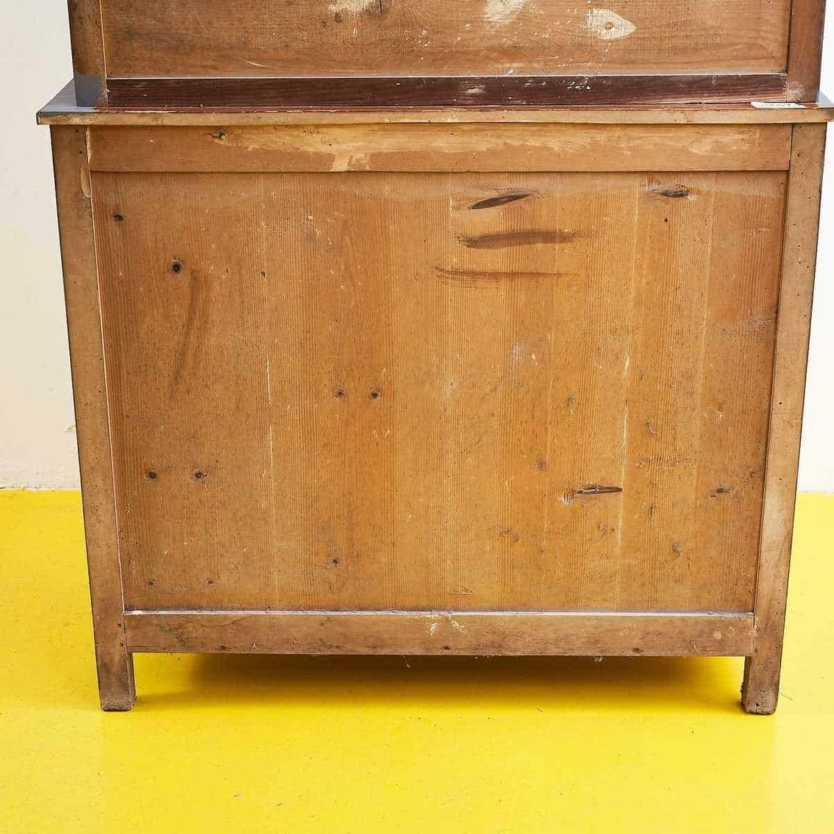 photo vintage Vintage Wooden Sideboard With Showcases