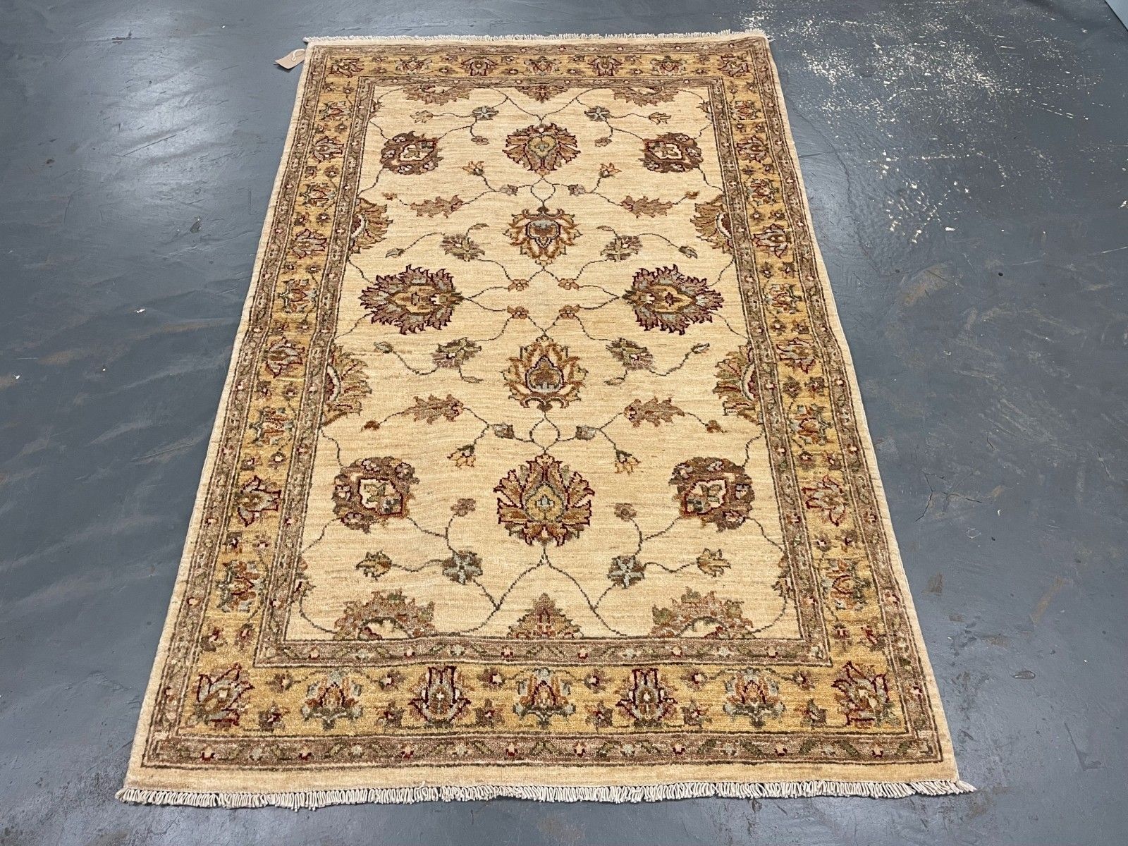 photo furniture Handmade Cream Wool Rug, Traditional Floral Carpet For Bedroom Living Room