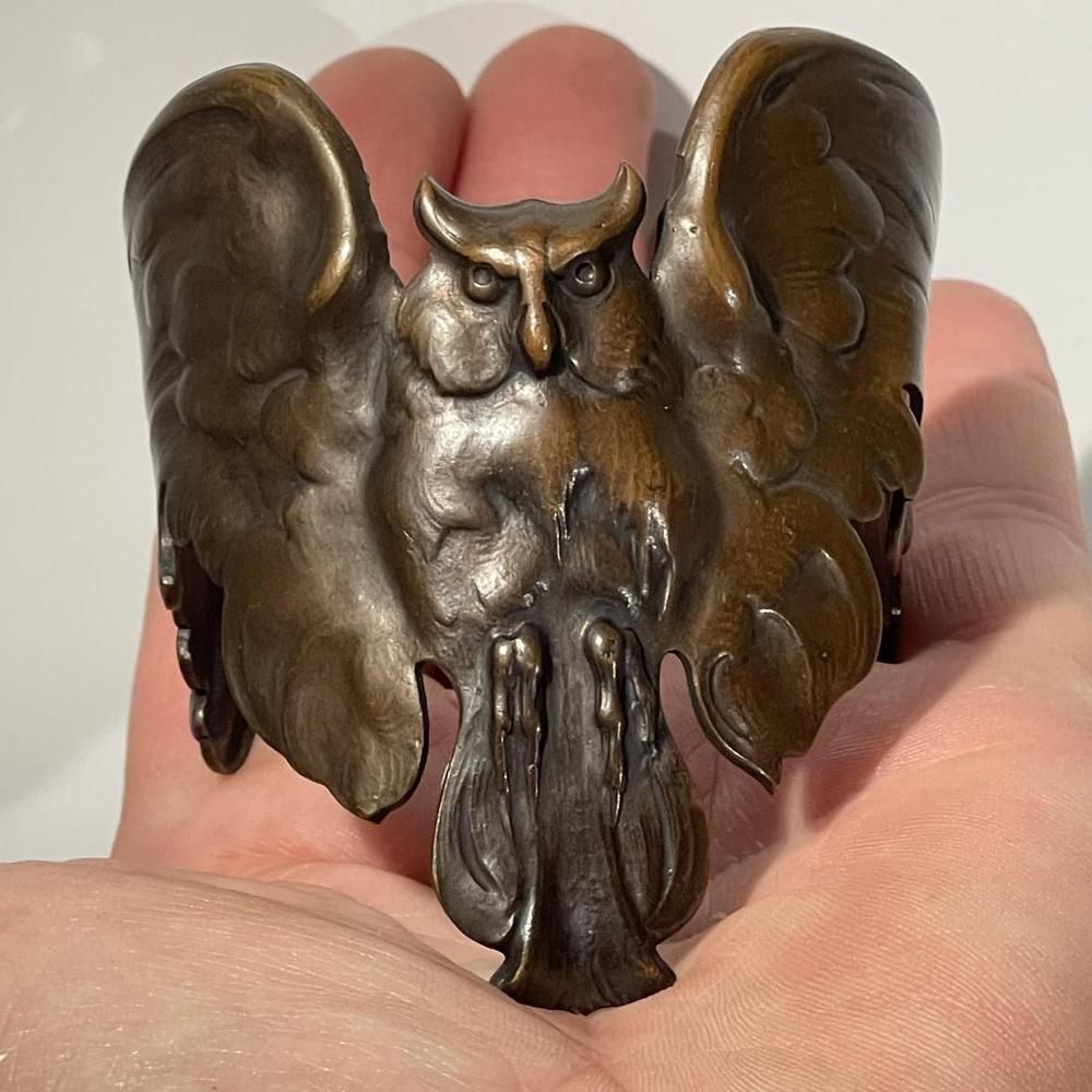 Art Nouveau Armband Uil Met Gespreide Vleugels Brons Met Koperen Patina photo for sale