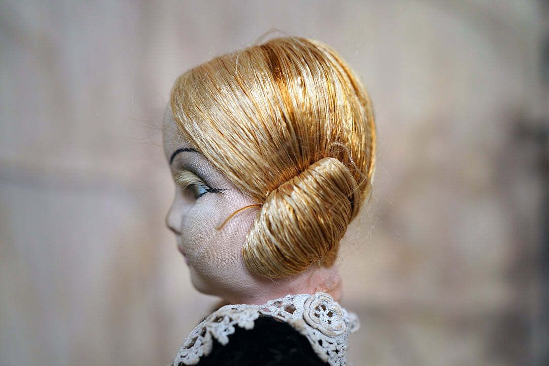 photo vintage An Early 20thc Black Velvet French Boudoir Doll C.1920