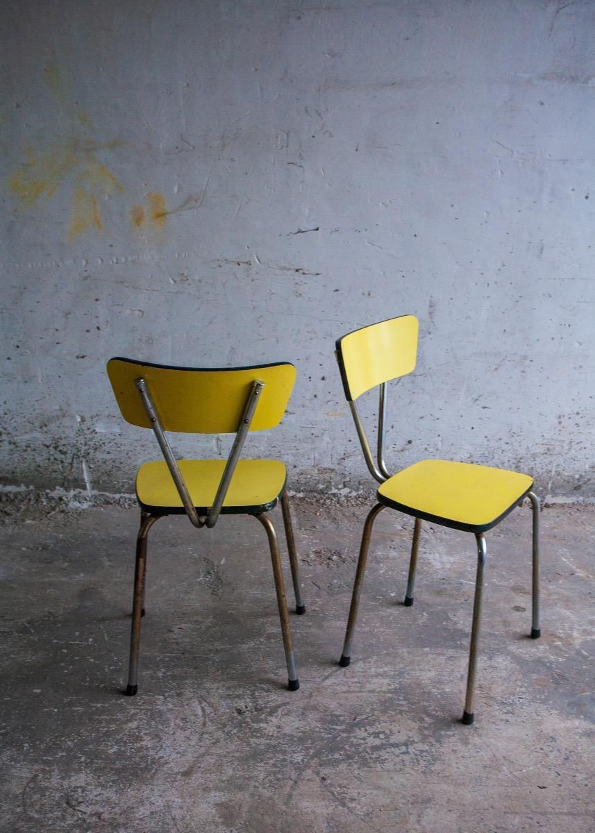 photo vintage Vintage Yellow Chair In Metal