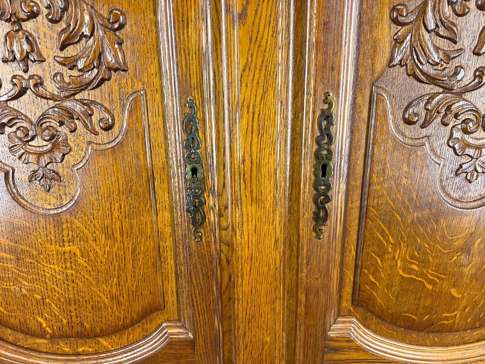 Cabinet Vintage French Louis XIV Oak Sideboard With Carved Cupboard Lot 4471 photo vinterior