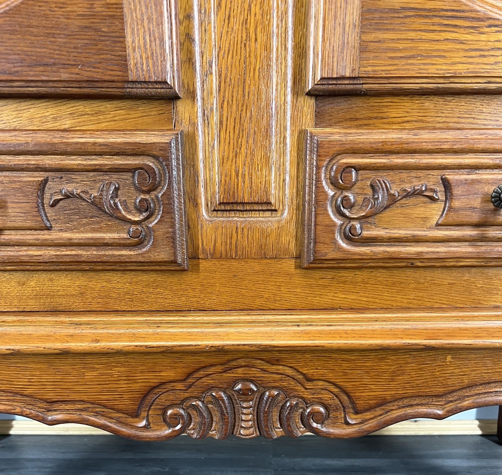 photo furniture Cabinet Vintage French Louis XIV Oak Sideboard With Carved Cupboard Lot 4471