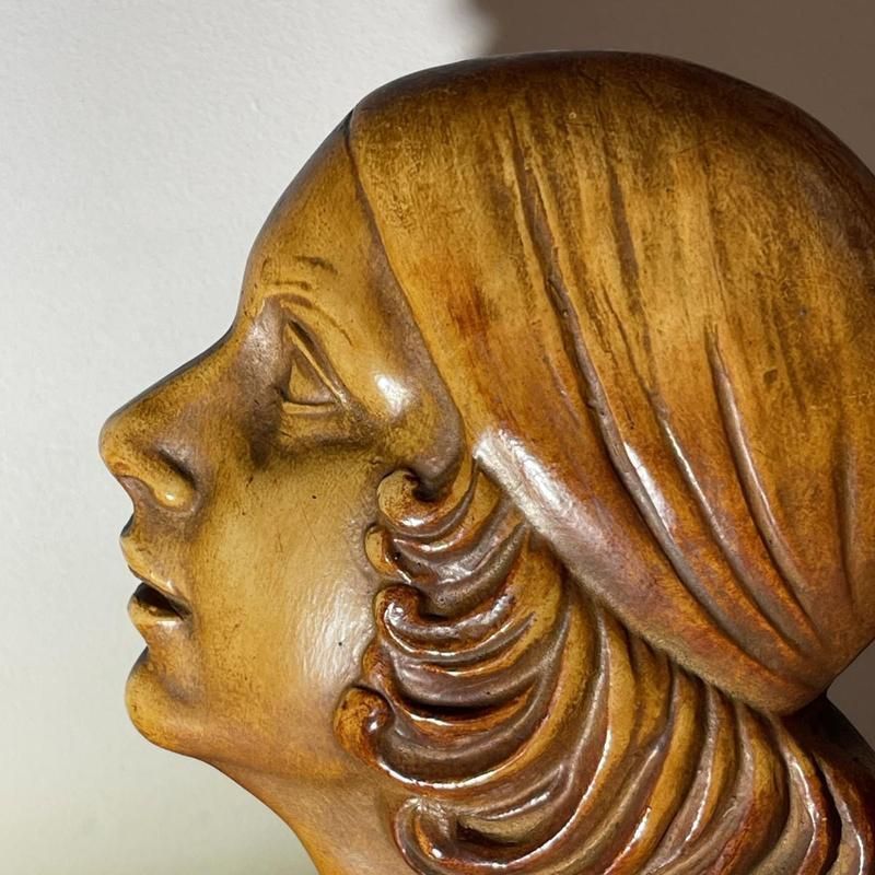 photo furniture Terracotta Profile Of A Garçonne Woman By Antonio Banchelli, 1925