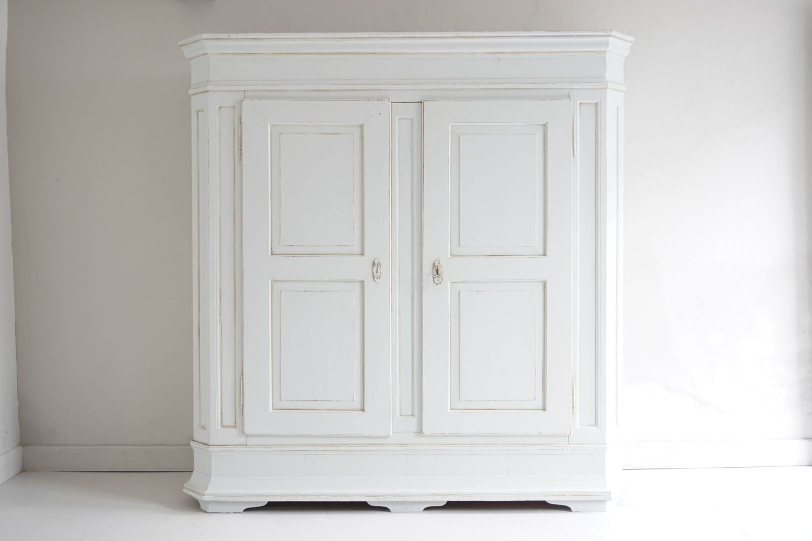 Large Antique Continental Wardrobe (Knockdown)