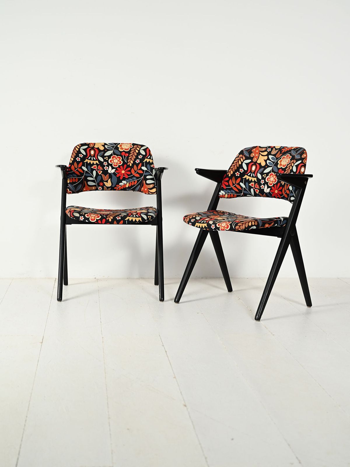 Paar Fauteuils "Triv" Van Bengt Ruda Met Bloemmotief Bekleding photo furniture