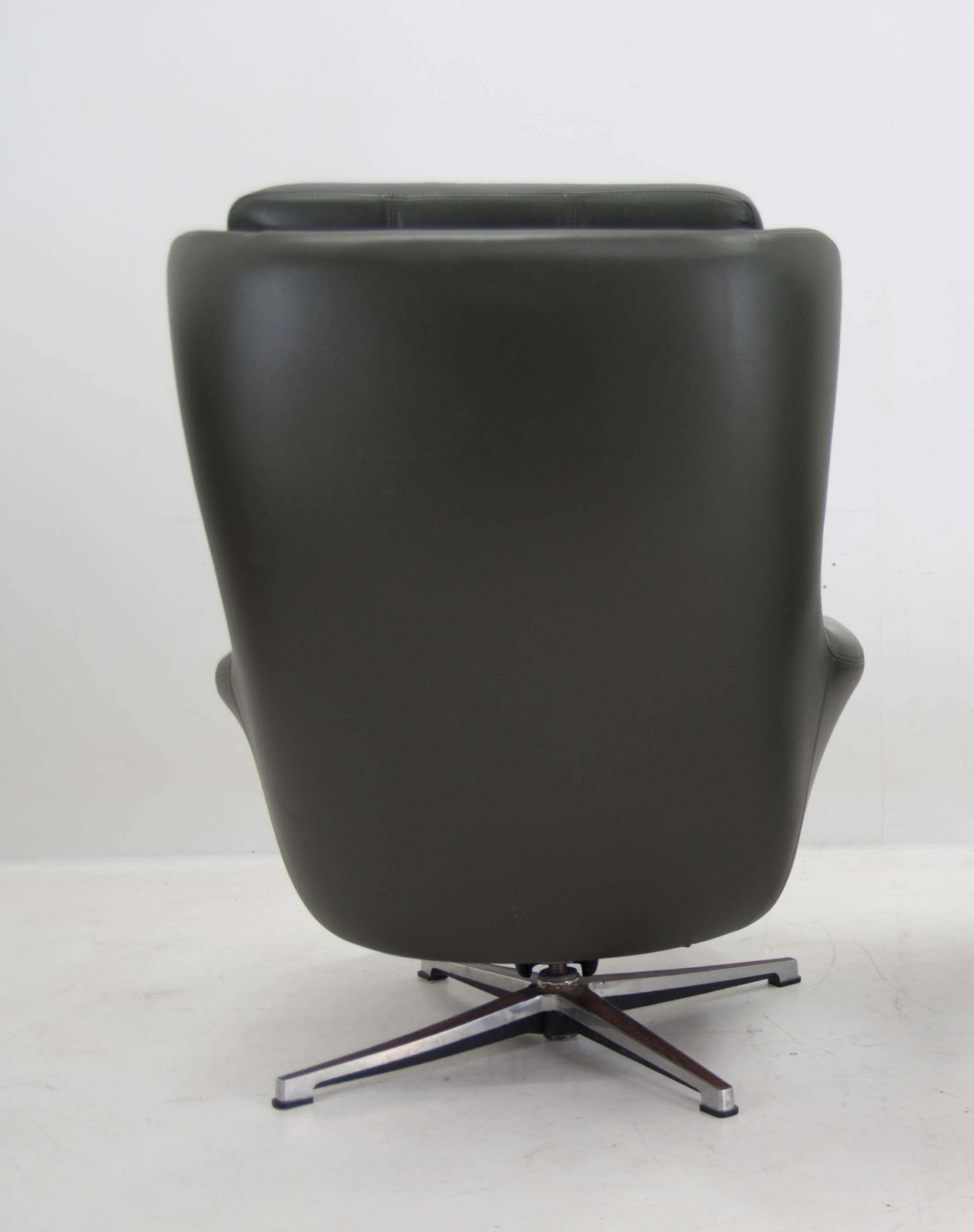 Mid Century Draaiende Schommel Fauteuil, Peem, Finland, Jaren 1970 photo Meubels
